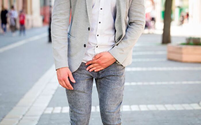 Moški je zaskrbljen zaradi neprijetnih simptomov prostatitisa