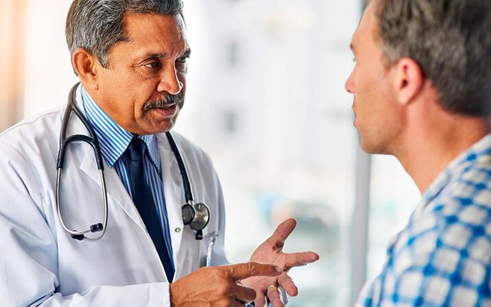 Moški s prostatitisom pri urologu