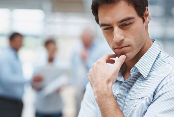 moški razmišlja o zdravljenju bakterijskega prostatitisa