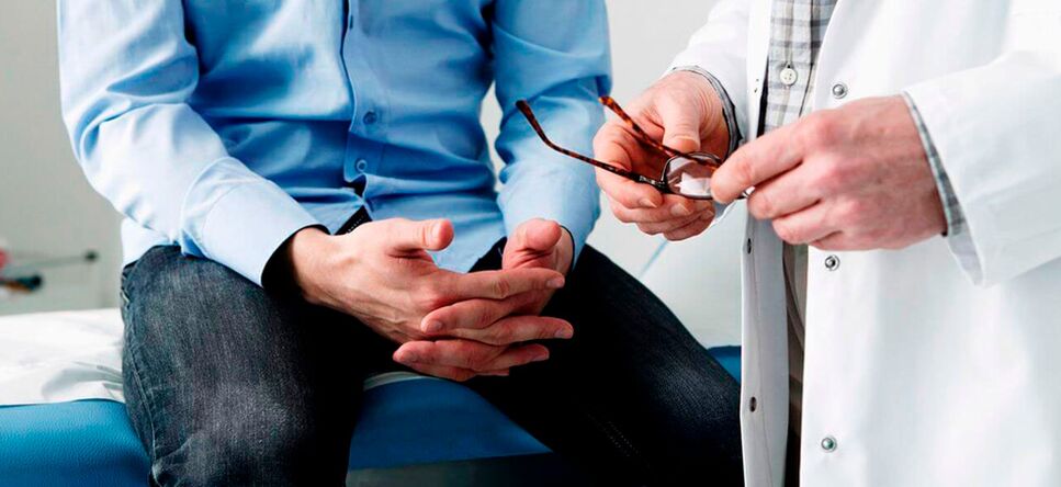 Moški z znaki prostatitisa se mora za zdravljenje posvetovati z urologom. 